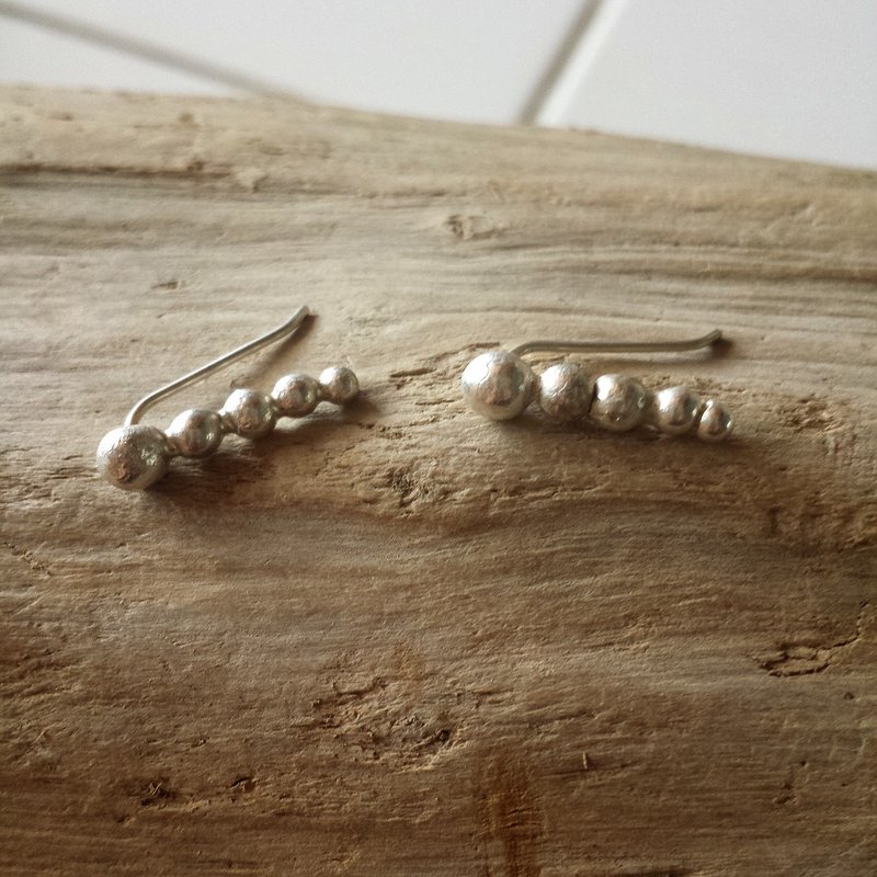 纯银珠珠毛毛虫耳环 - 耳环/耳夹 - 其他金属 银色