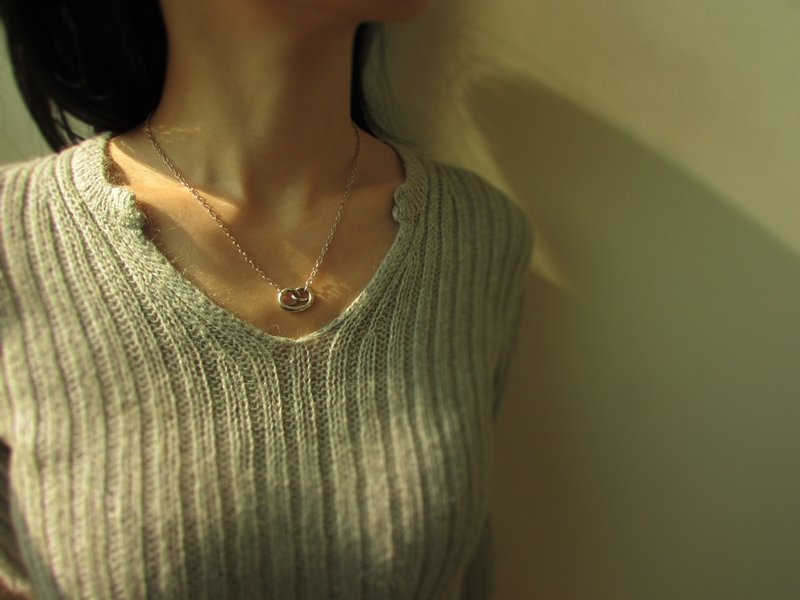 brezel necklace_德国结项链 |女生 女朋友 爱情 面包 情人节礼物 - 项链 - 其他金属 灰色