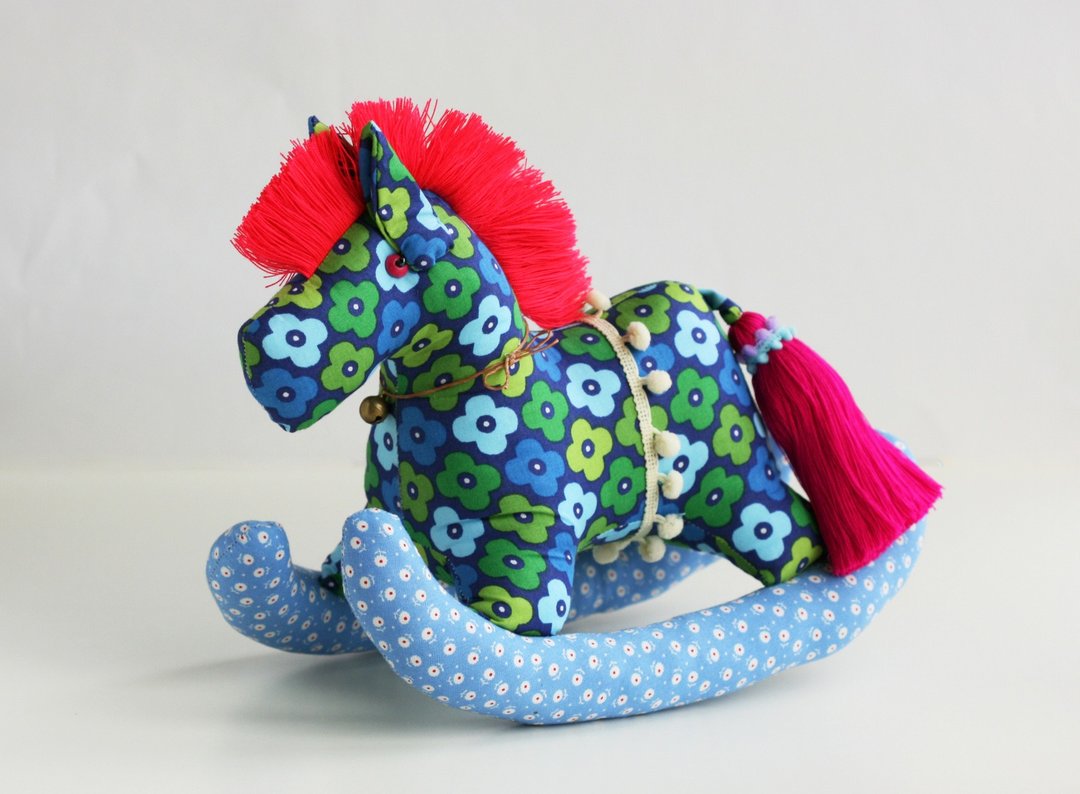 手工缝制 摇摇马 布偶/摆饰 (蓝底大花布/红与亮粉红鬃毛) --  Fabric Rocking Horse - 玩偶/公仔 - 其他材质 多色