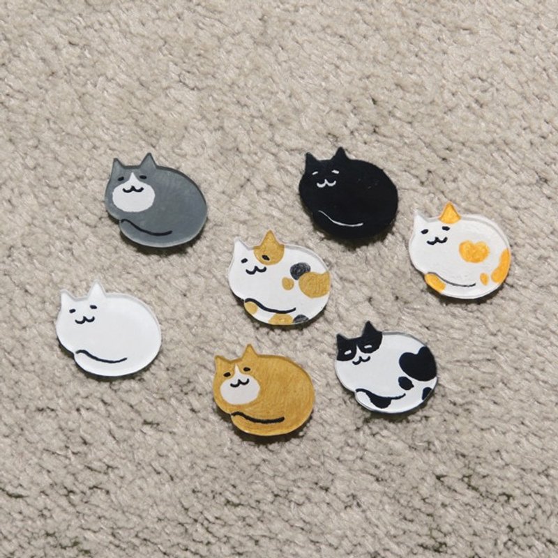 冬日小猫球  手绘手作耳针-不过敏钢针/可改夹式-旋转可调松紧 - 耳环/耳夹 - 塑料 灰色