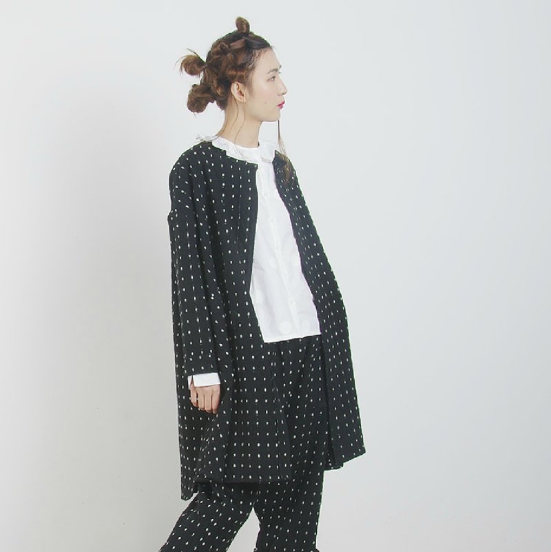 细绣白点点黑长袖厚外套 - imakokoni - 女装休闲/机能外套 - 棉．麻 黑色