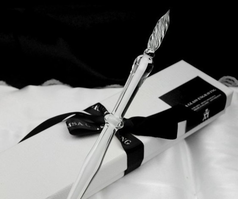 圣诞节【MSA GLASS ENGRAVING】(透明白色)水晶艺术雕刻双色玻璃笔(含玻璃笔座)情人节礼物 送礼 刻字订做 (不含墨水) - 酒杯/酒器 - 玻璃 白色