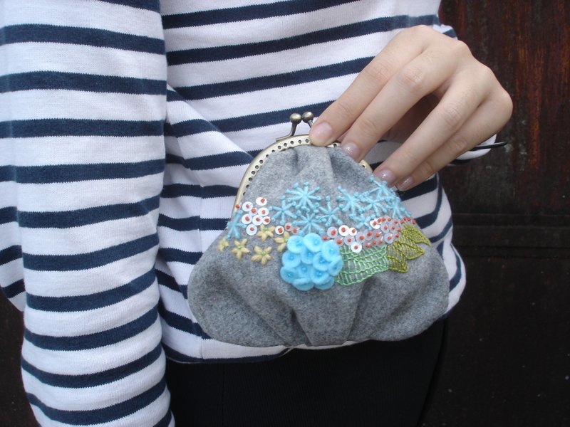 花朵刺绣零钱包 - 零钱包 - 绣线 灰色