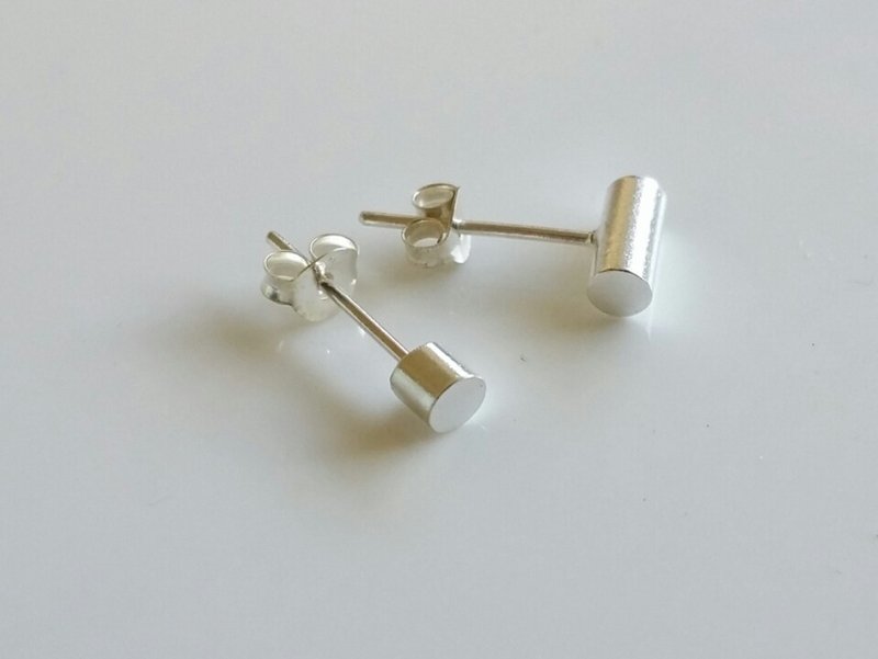 纯银耳环 小圆柱 轻巧 每日好配戴 - 耳环/耳夹 - 纯银 白色