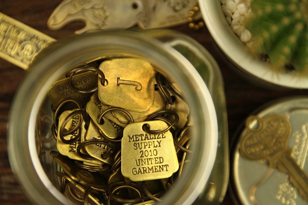 【METALIZE】Lucky Brass Tag 老饭店黄铜吊饰 - 钥匙链/钥匙包 - 其他金属 