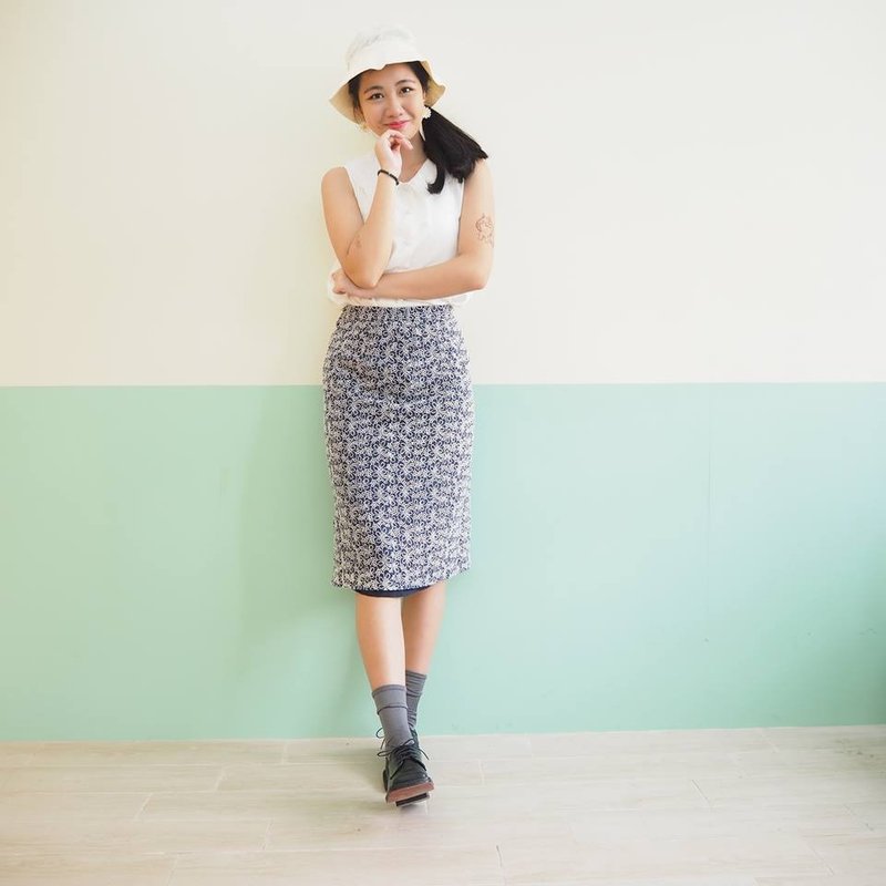 深蓝绣超大花朵半身裙 - 裙子 - 其他材质 蓝色