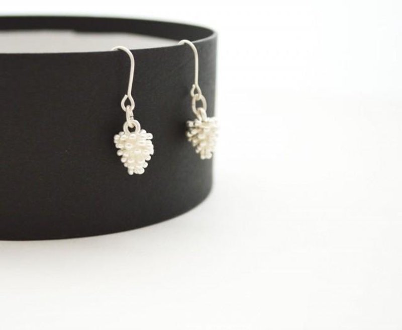 雾面银色松果耳环 - 耳环/耳夹 - 其他金属 灰色