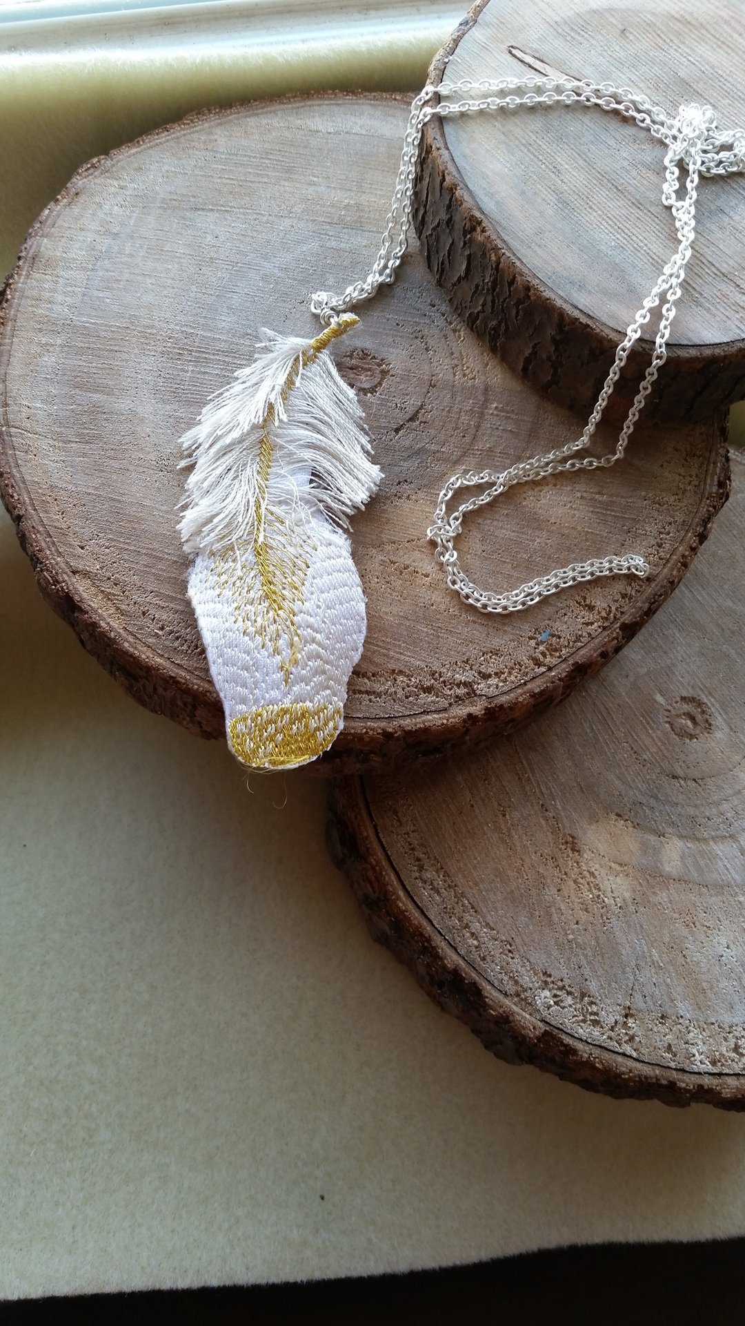 embroidery  necklace  with silve-plated/gold r-plated chain刺绣羽毛长颈链 - 项链 - 绣线 白色