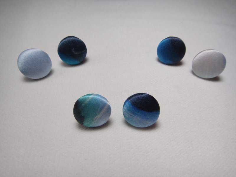 (C) 银河渲染_布制钮扣耳环【随机出货】C22BT/UY22 - 耳环/耳夹 - 丝．绢 