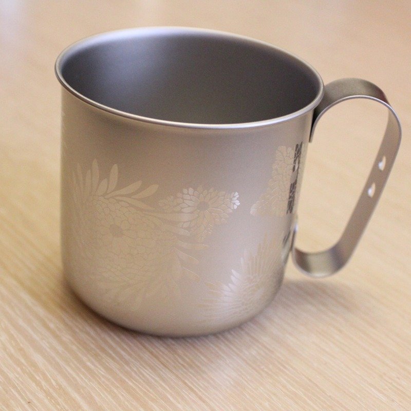 【日本制 Horie】钛爱地球系列-日本制纯钛抗菌ECO设计马克杯-灿丽菊 - 咖啡杯/马克杯 - 其他金属 银色