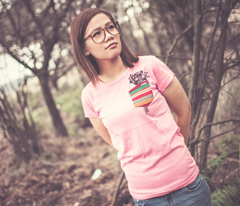 【森林系系列】口袋森林女版T（阿美族） - 女装 T 恤 - 棉．麻 咖啡色