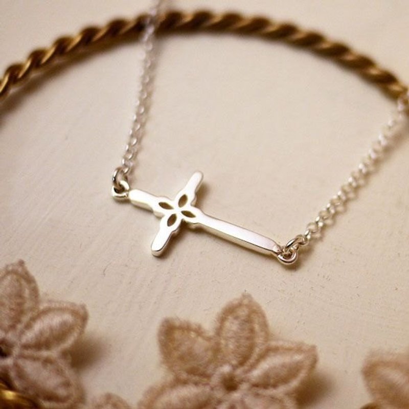 Georgia Tsao //蕾丝十字架纯银手炼 - 手链/手环 - 其他金属 灰色