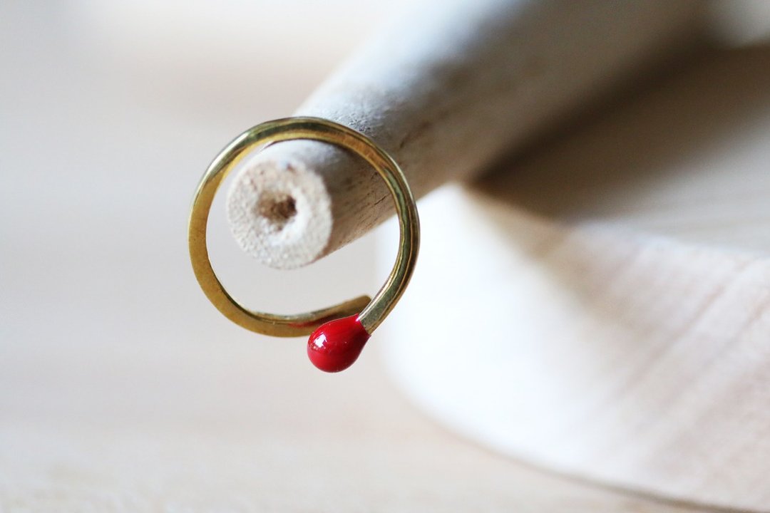 Match red ring by linen. - 戒指 - 其他金属 