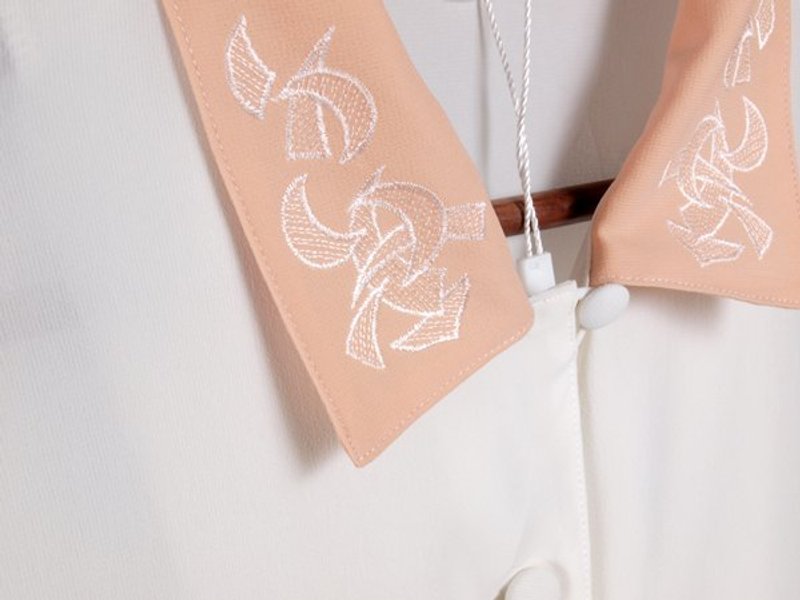 │moderato│刺绣图腾不对称拼接日本制古着衬衫/文艺女孩.森林女孩.气质甜美 - 女装衬衫 - 其他材质 白色