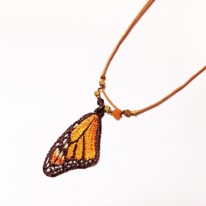 刺绣 蝴蝶 天然石蝶羽项链 / 帝王蝶 Monarch Butterfly - 项链 - 绣线 橘色