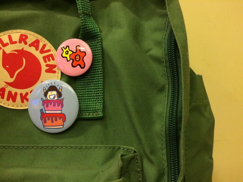 梅西的3.2cm徽章 - 胸针 - 其他金属 多色