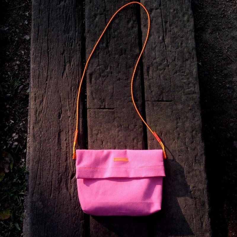 粉粉凹凹 - 侧背包/斜挎包 - 其他材质 粉红色