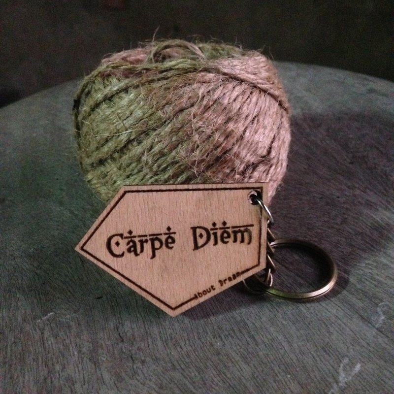 ►About 文字设计钥匙圈◄－Carpe Diem 把握当下 - 钥匙链/钥匙包 - 木头 