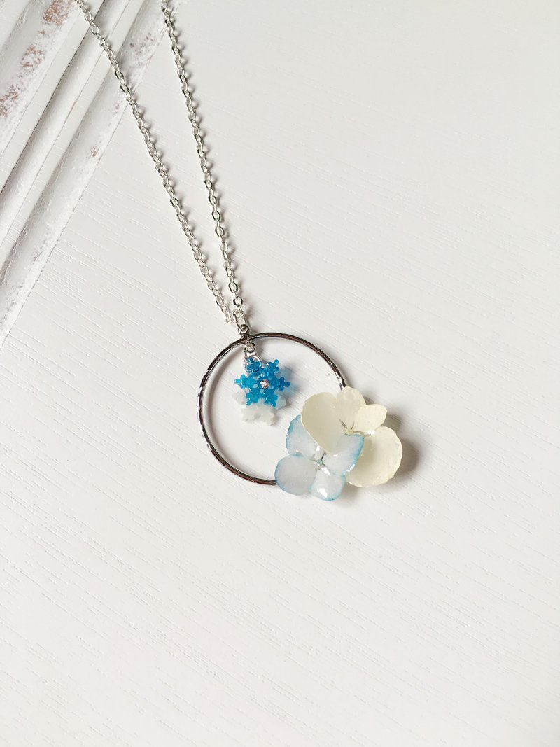 [冬日] - 蓝与白色绣球花圆圆吊饰配蓝白小雪花颈链 (真花系列) - 颈链 - 植物．花 蓝色