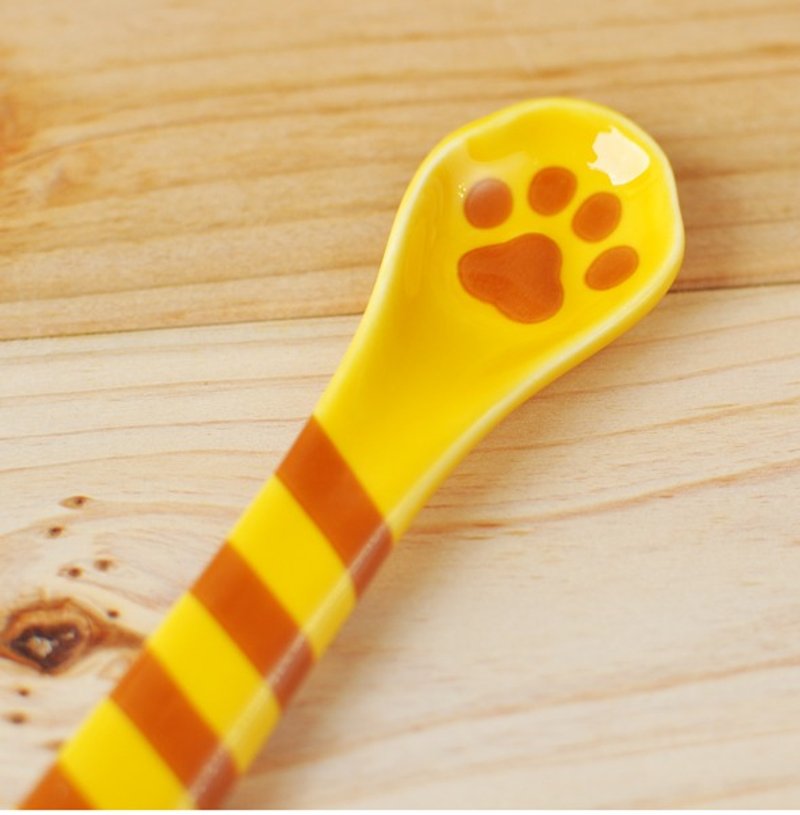 【日本Decole】餐桌小物系列 猫掌肉球陶器汤匙★虎斑猫款 - 餐刀/叉/匙组合 - 其他材质 黄色