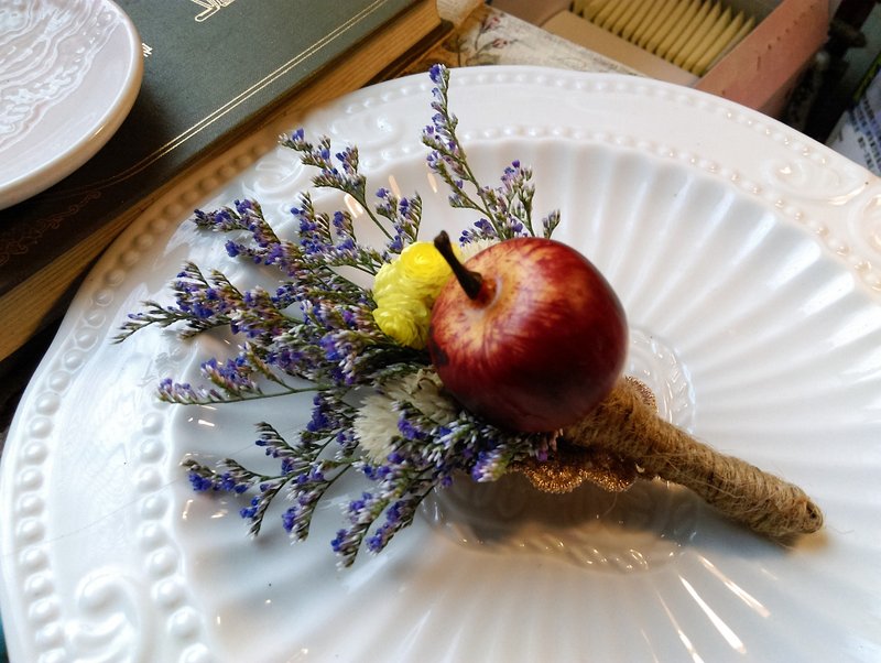 【Sis．莉卡&蕾．美好婚礼系列】You are the apple of my eyes.{干燥花 新郎胸花 伴郎胸花 婚妙外拍} - 胸针 - 植物．花 红色