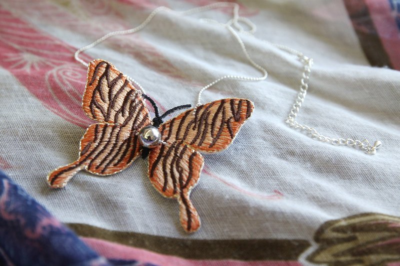 Butterfly  embroidery necklace豹纹布蝴蝶项链 - 项链 - 其他材质 咖啡色