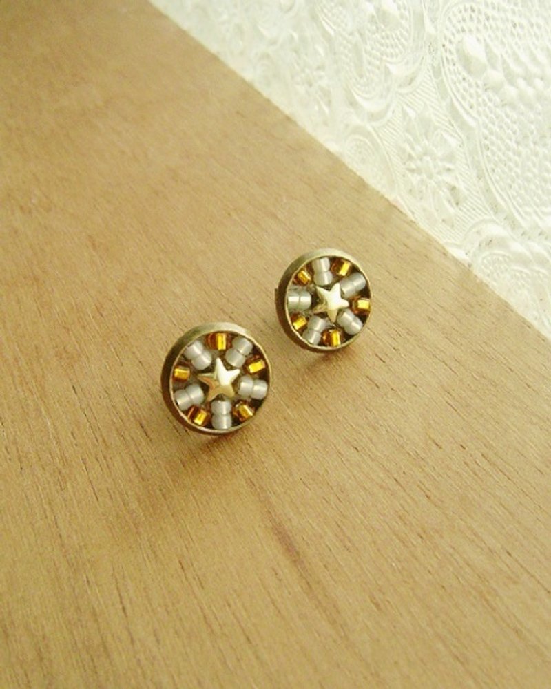 :: 小花砖 :: 闪亮的星(橘/金+黄绿)。贴耳耳环。星星。圆。拼贴。放射 - 耳环/耳夹 - 其他金属 金色