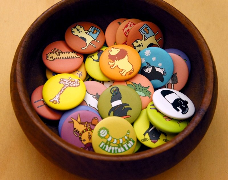 针线球 动物别针 (3.2厘米) - 胸针 - 塑料 多色