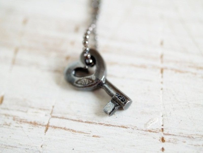 ♥情人节礼物♥ OldNew Lady-手做复古小钥匙Open your mind-【迷你爱心key】925纯银项炼 - 项链 - 其他金属 黑色