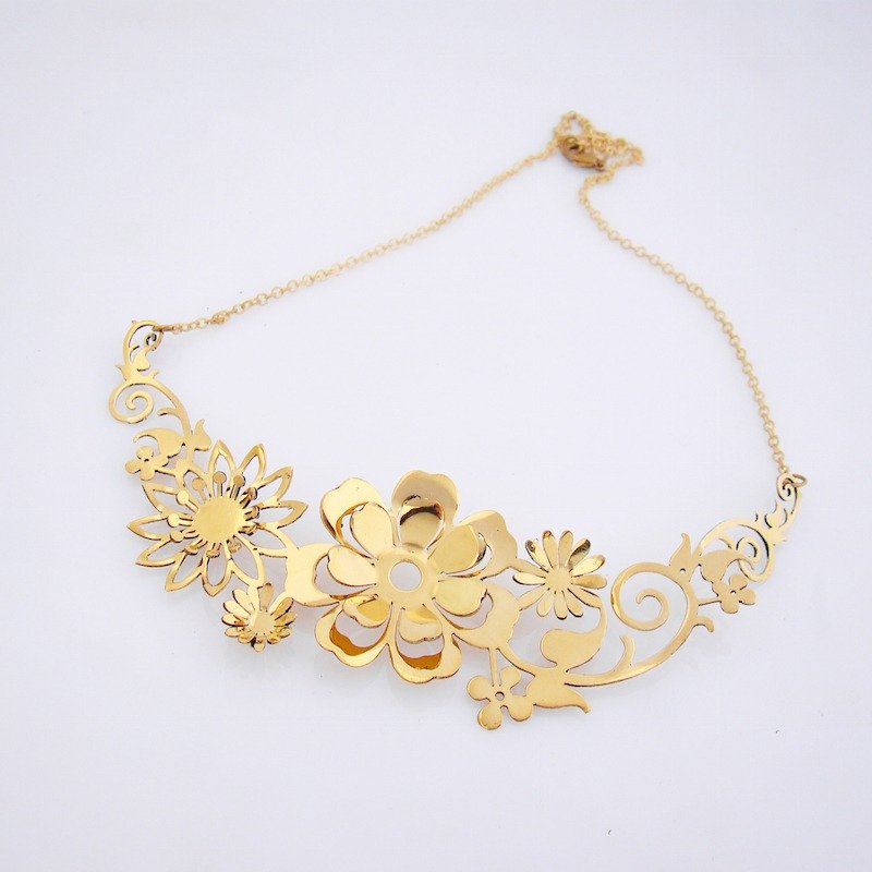Vector flower necklace in brass with and enamel color - 项链 - 其他金属 
