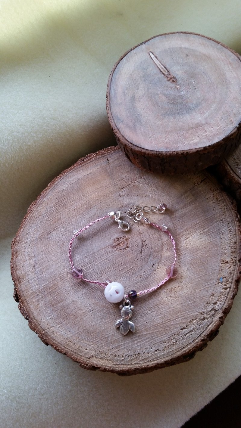 KNIT WITH LOVE 手雕白玉配小金鱼  桃红银手编手链 - 手链/手环 - 宝石 粉红色