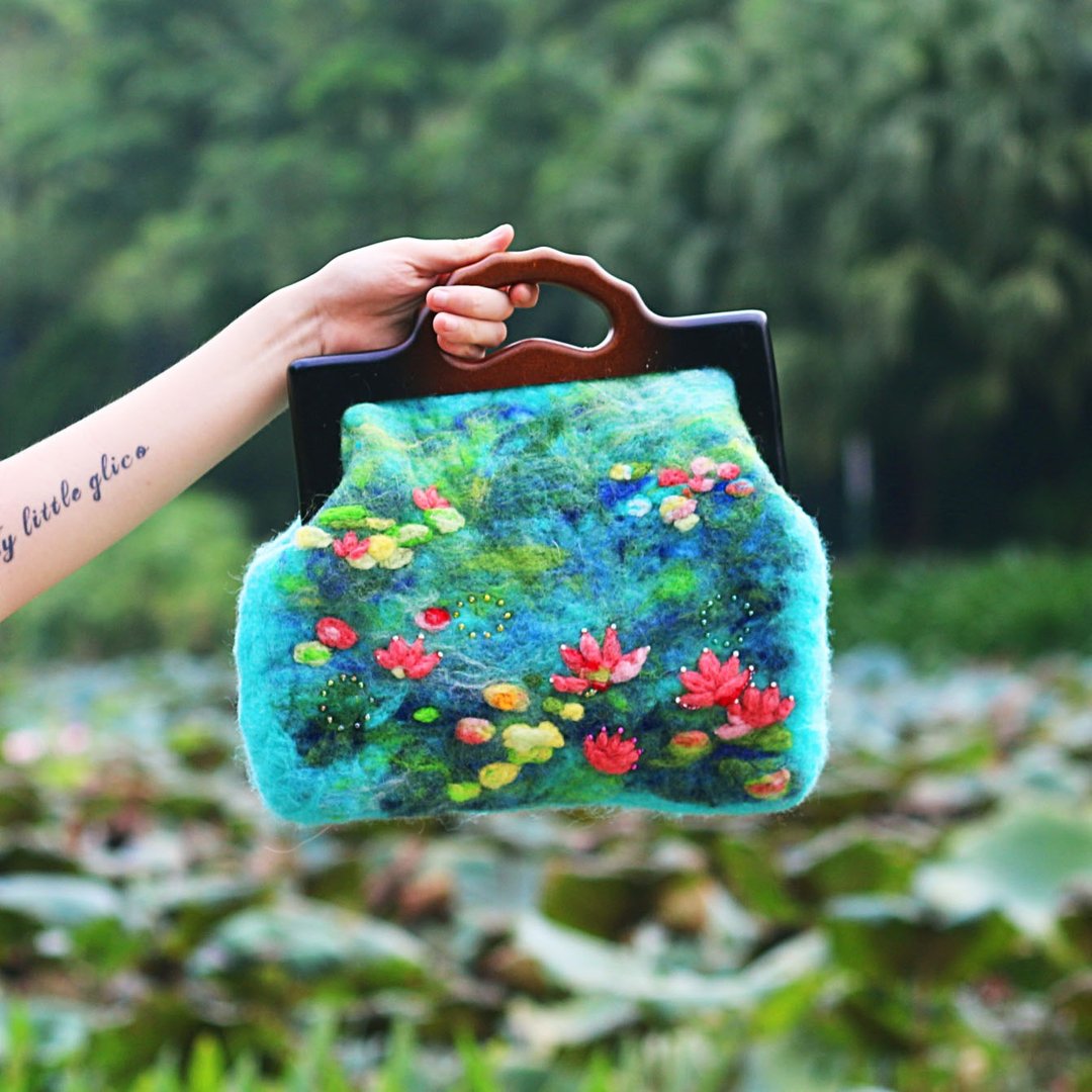 莫奈的睡蓮池 monet 手提包手工羊毛氈 針氈與濕氈 獨家 - 手提包/手提袋 - 羊毛 蓝色