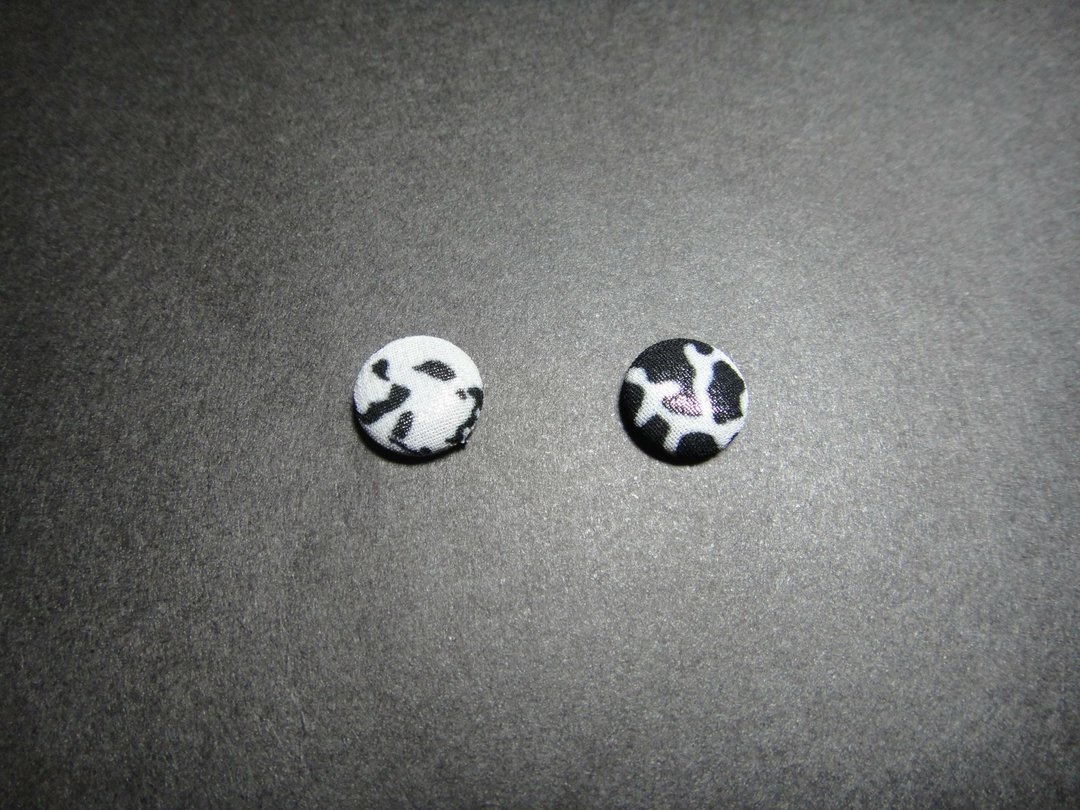 乳牛斑比_布制钮扣耳环 C22BT/UY42 - 耳环/耳夹 - 棉 黑色
