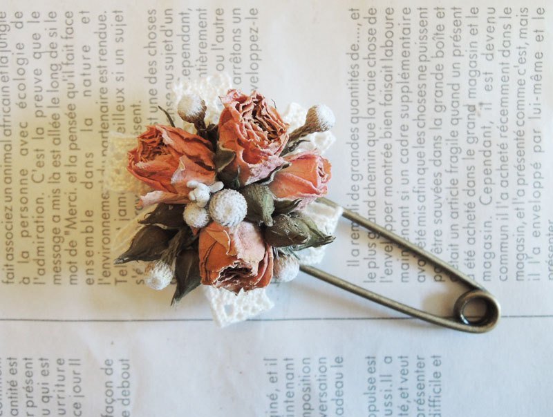 微甜·圈 粉红 小蔷薇 小银果 春天气息 蕾丝 大胸针 / 大别针 / 大胸花 婚礼 胸花 - 胸针 - 植物．花 粉红色