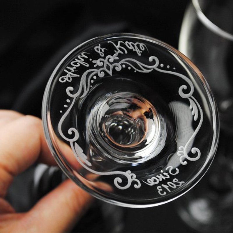 (一对价)270cc【可刻字的结婚对杯】欧风花纹杯底雕花刻字 结婚周年纪念 玻璃手绘雕刻红酒杯礼组 情人节 生日 结婚礼物 定制化 - 酒杯/酒器 - 玻璃 