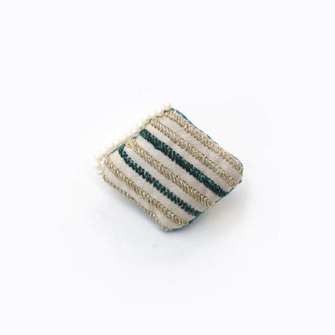 Small sparkling embroidery brooches 004 No. [Make-to-order production] - 胸针 - 其他材质 卡其色