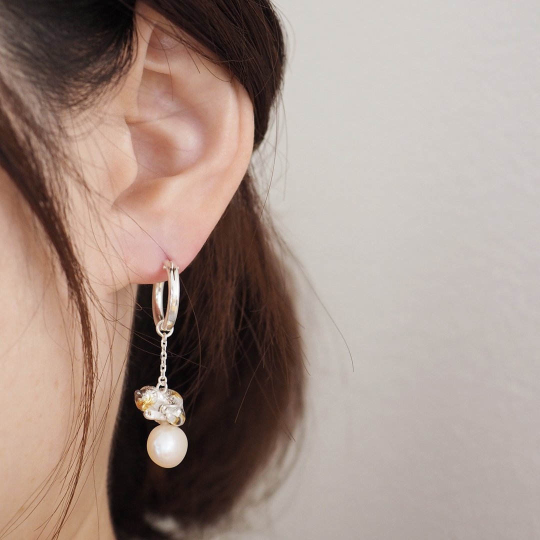 Hoop earrings of a calico cat sleeping on the clouds One ear - 耳环/耳夹 - 纯银 金色