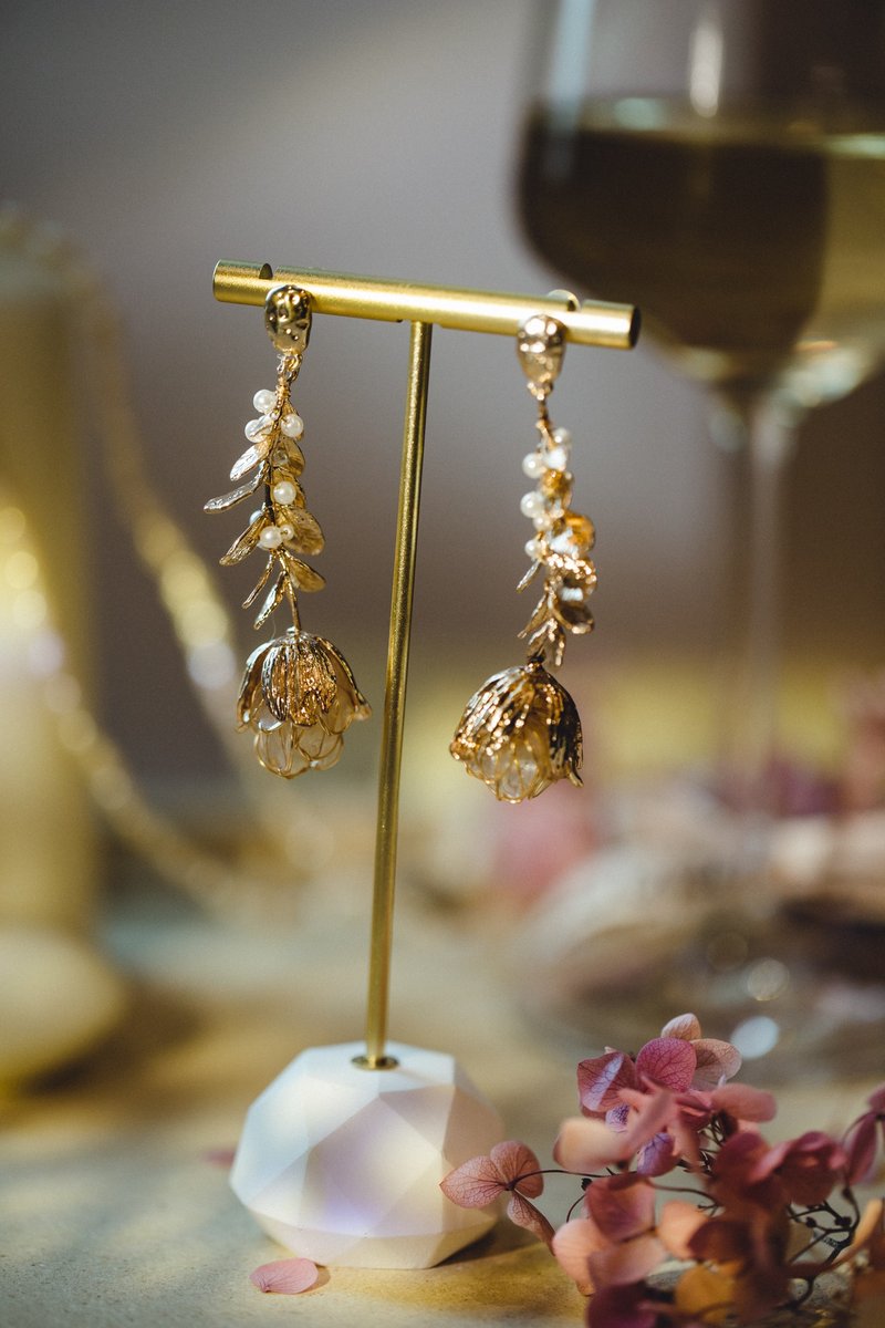 【花嫁】玫瑰情人 珍珠水晶花树脂垂坠式耳环 纯银耳针/耳夹 - 耳环/耳夹 - 树脂 金色