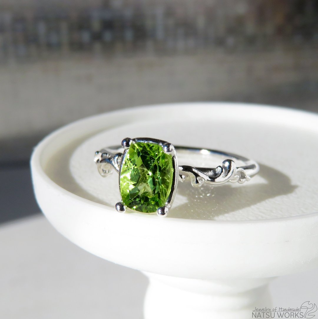 缀叶草 橄榄石 戒指 / Lilypad in Peridot Ring - 戒指 - 宝石 绿色