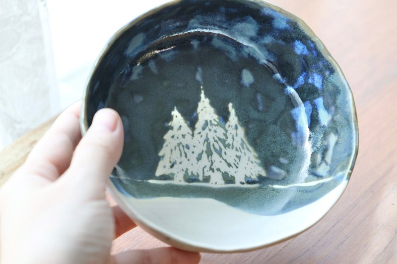 【圣诞礼物】蓝色雪景森林圣诞树瓷碗节庆甜点手作陶瓷收纳置物碗 - 盘子/餐盘/盘架 - 陶 蓝色