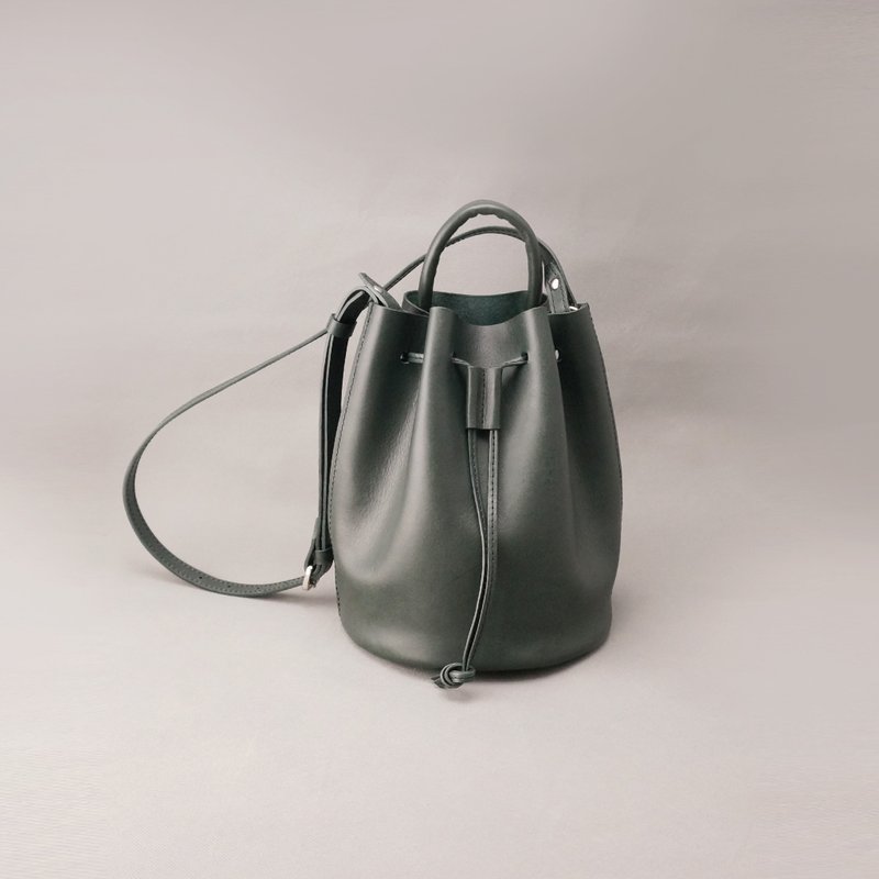 miniBert迷你伯特．侧背束口包．水桶包 ．墨绿色．植鞣革 / 牛皮．皮革 / RRENAE Leatherware - 侧背包/斜挎包 - 真皮 绿色