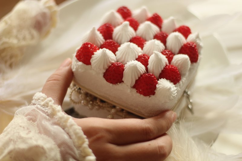 首饰盒草莓方形蛋糕 - 化妆包/杂物包 - 树脂 白色