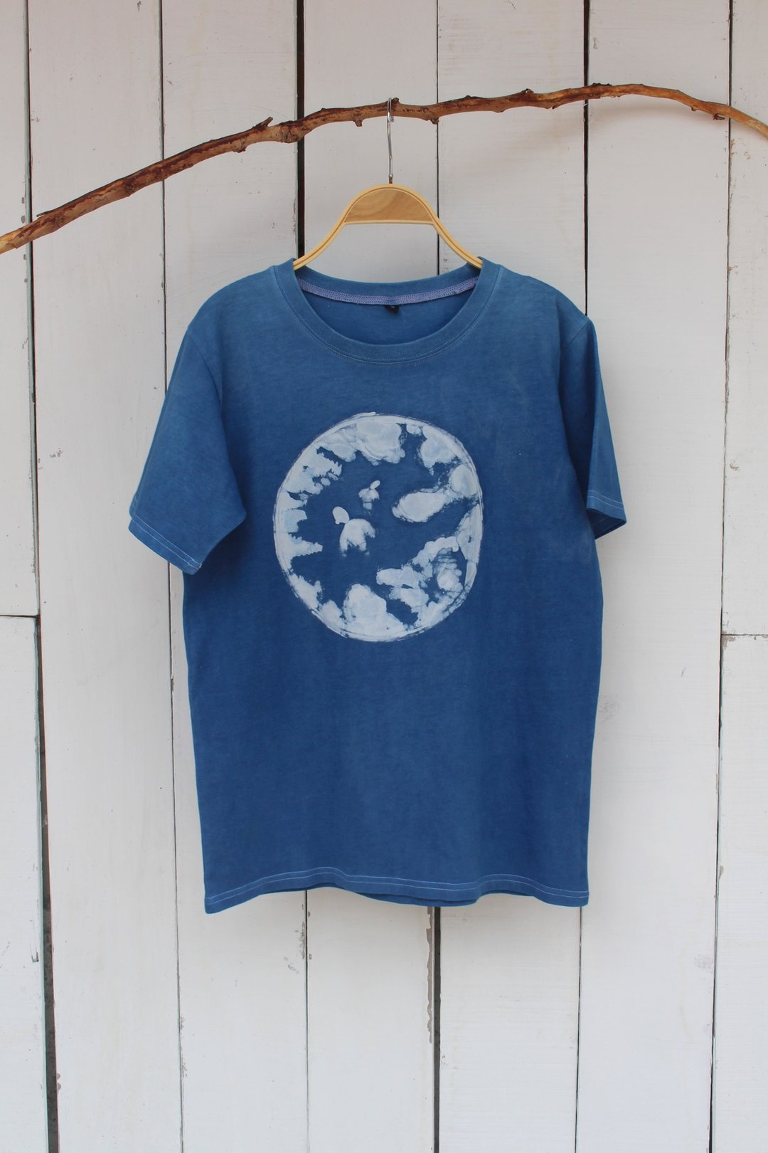 自在染isvara 手工蓝染 宇宙系列 月球上的鱼 纯棉T-shirt - 中性连帽卫衣/T 恤 - 棉 蓝色