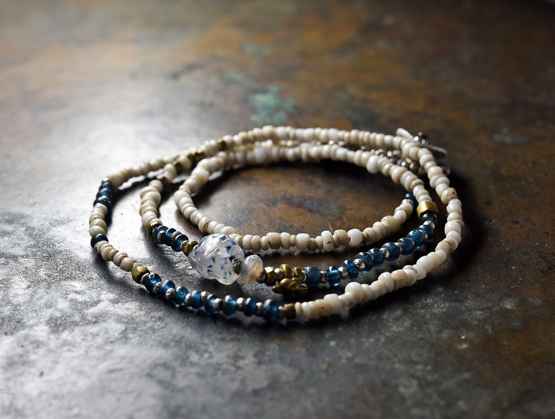 Delicate necklace of ancient glazed crystal and ancient agate, Indigo blue and white beads, old orissa bras - 项链 - 玻璃 白色