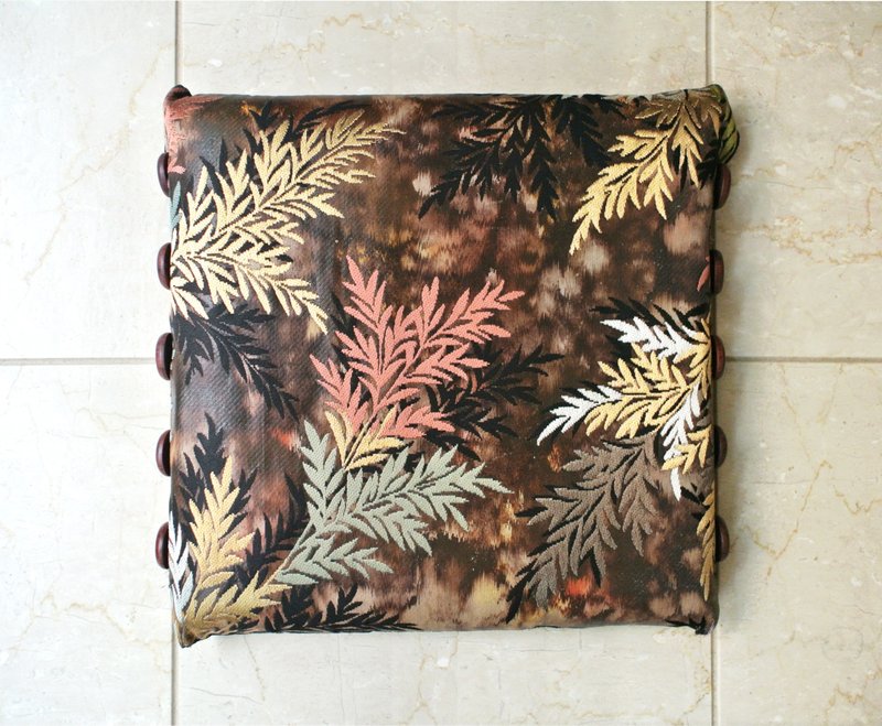 Kimono-Zabuton Cushion, vintage recycling pillow with buttons, XS 30x30cm Outlet - 枕头/抱枕 - 丝．绢 多色