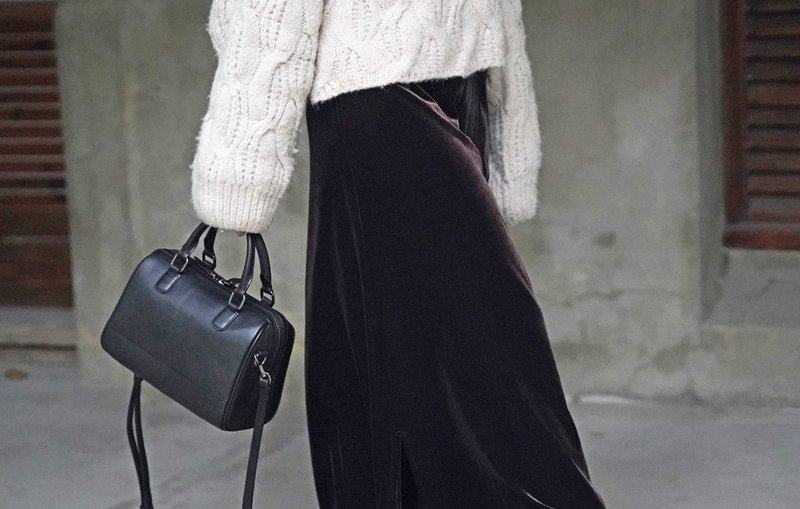 大波士顿包 黑/棕 | 自带弧度,轮廓线条简约流畅 | - 侧背包/斜挎包 - 真皮 黑色