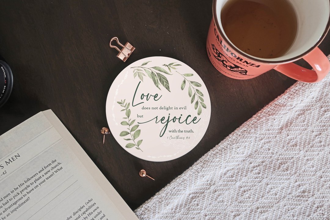 爱的真谛经文杯垫 | 哥林多前书十三章6节 | 1 Corinthians 13:6 - 杯垫 - 陶 绿色
