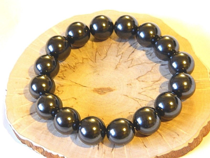 Shungite bracelet, stretchy beaded bracelet, black beads 12 mm - 手链/手环 - 石头 黑色