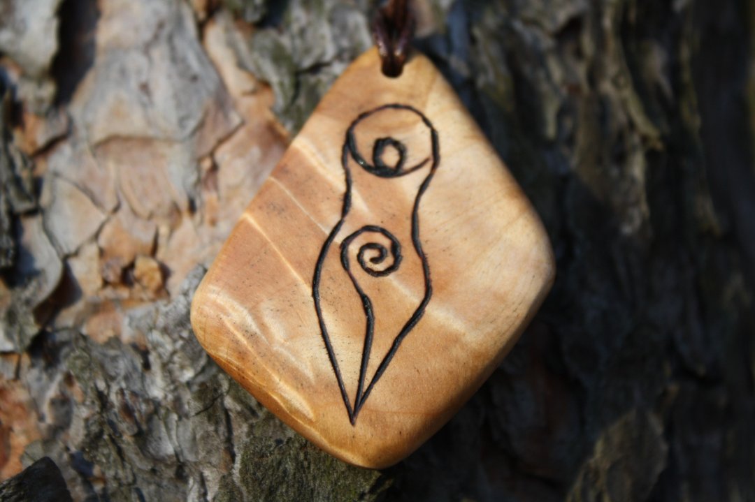 Feminine energy Pendant Goddess Pendant with Sacred Spiral Spiritual growth - 项链 - 木头 