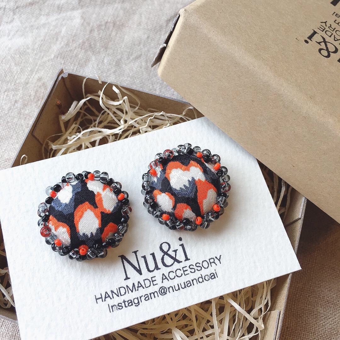 Black orange walnut button earrings - 耳环/耳夹 - 其他材质 黑色